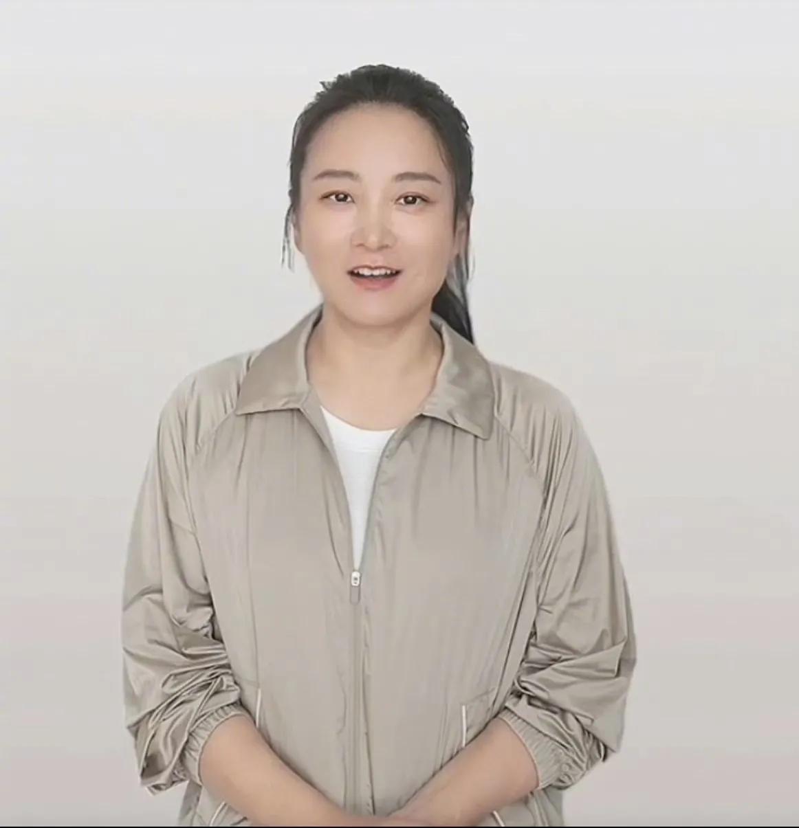 这是贾玲？！不说谁能知道这是贾玲啊，好瘦呀，完全认不出了，感觉比她在《热辣滚烫》