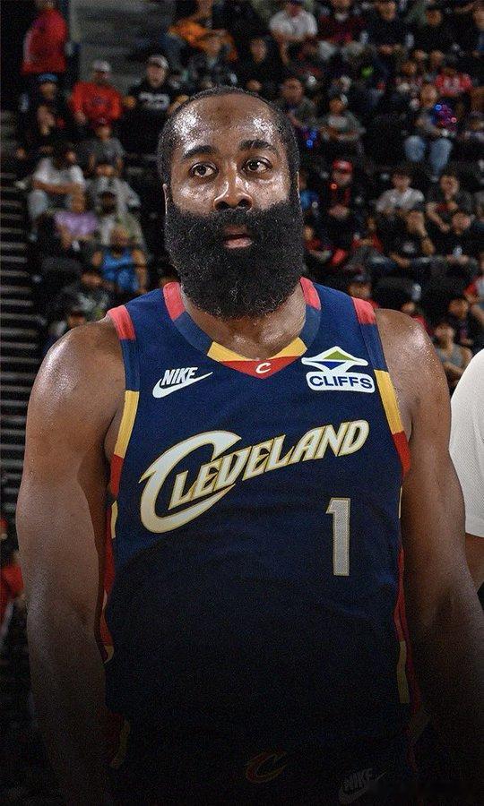 哈登穿骑士1号球衣哈登曾有意回火箭据外媒报道称，哈登原本有意回到火箭队，但火箭