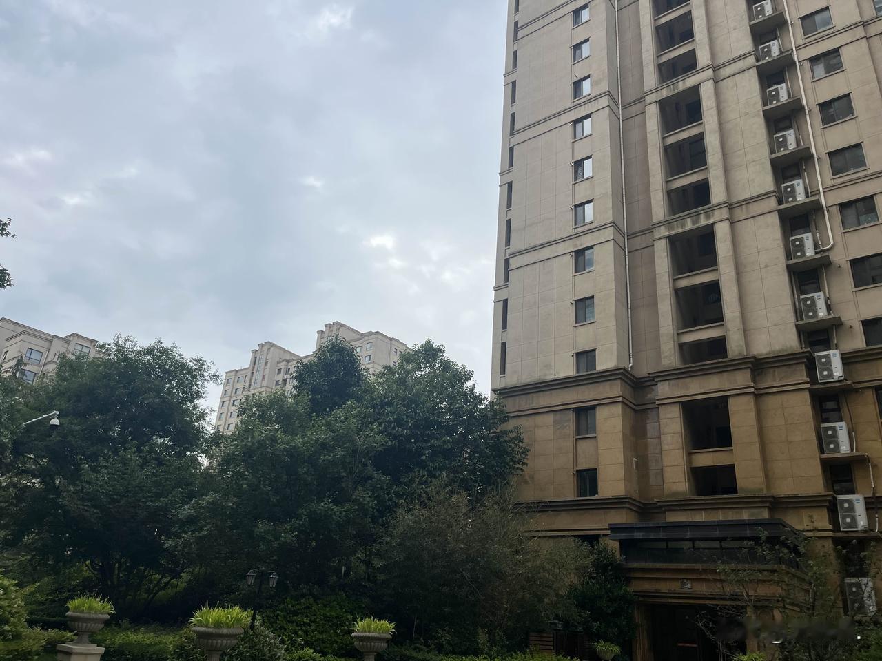 远洋风景，崂山浮山后位置不错的品质小区。十几年前开盘的时候，就是热销盘，定价