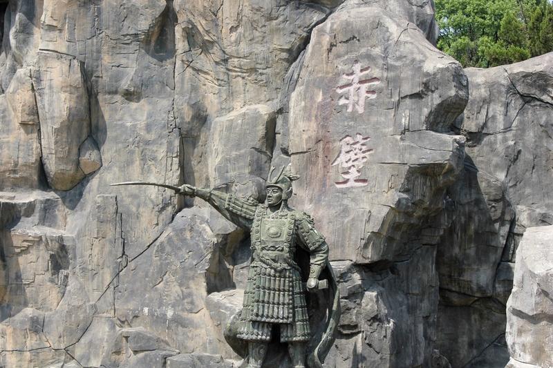 周瑜看清借东风后病倒，或许是被诸葛亮的算计惊到了。赤壁之战时，周瑜给诸葛亮设“十