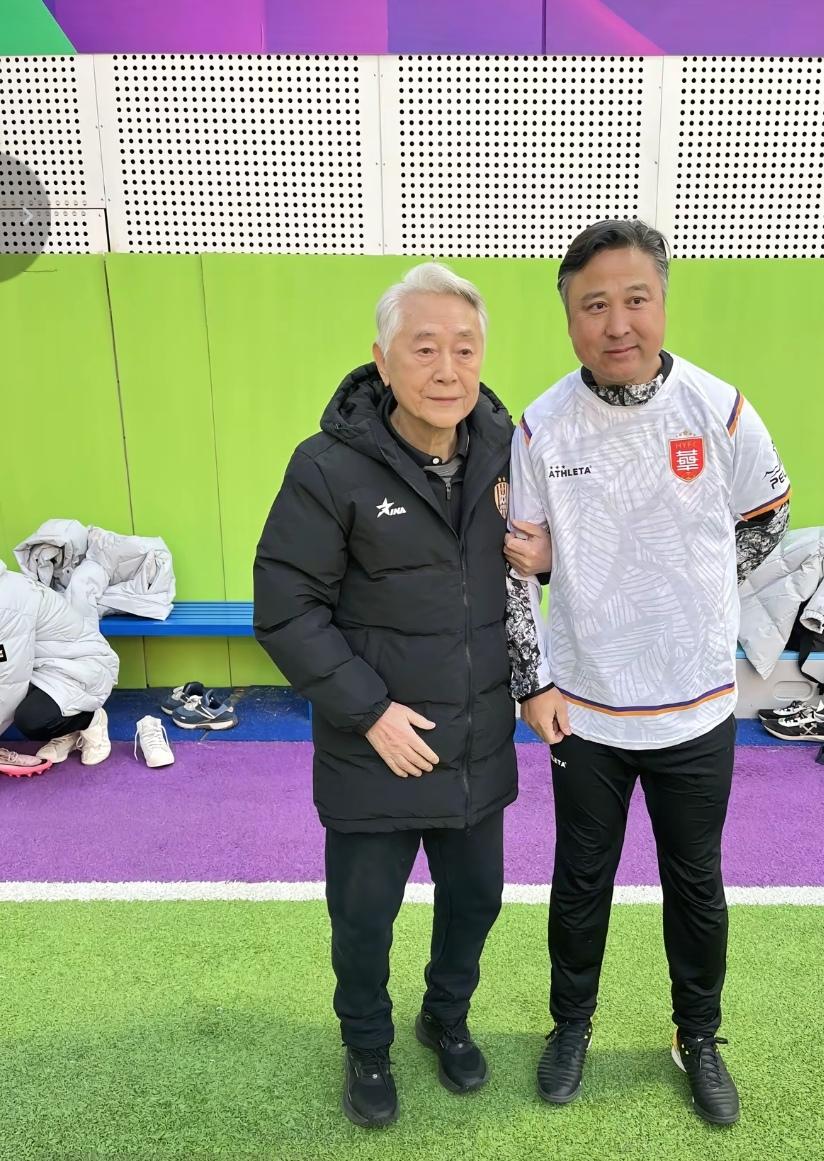 申花名宿与北京足球教父合影！体现申花个北京国安一家亲！这位北京足球教父就是金志扬
