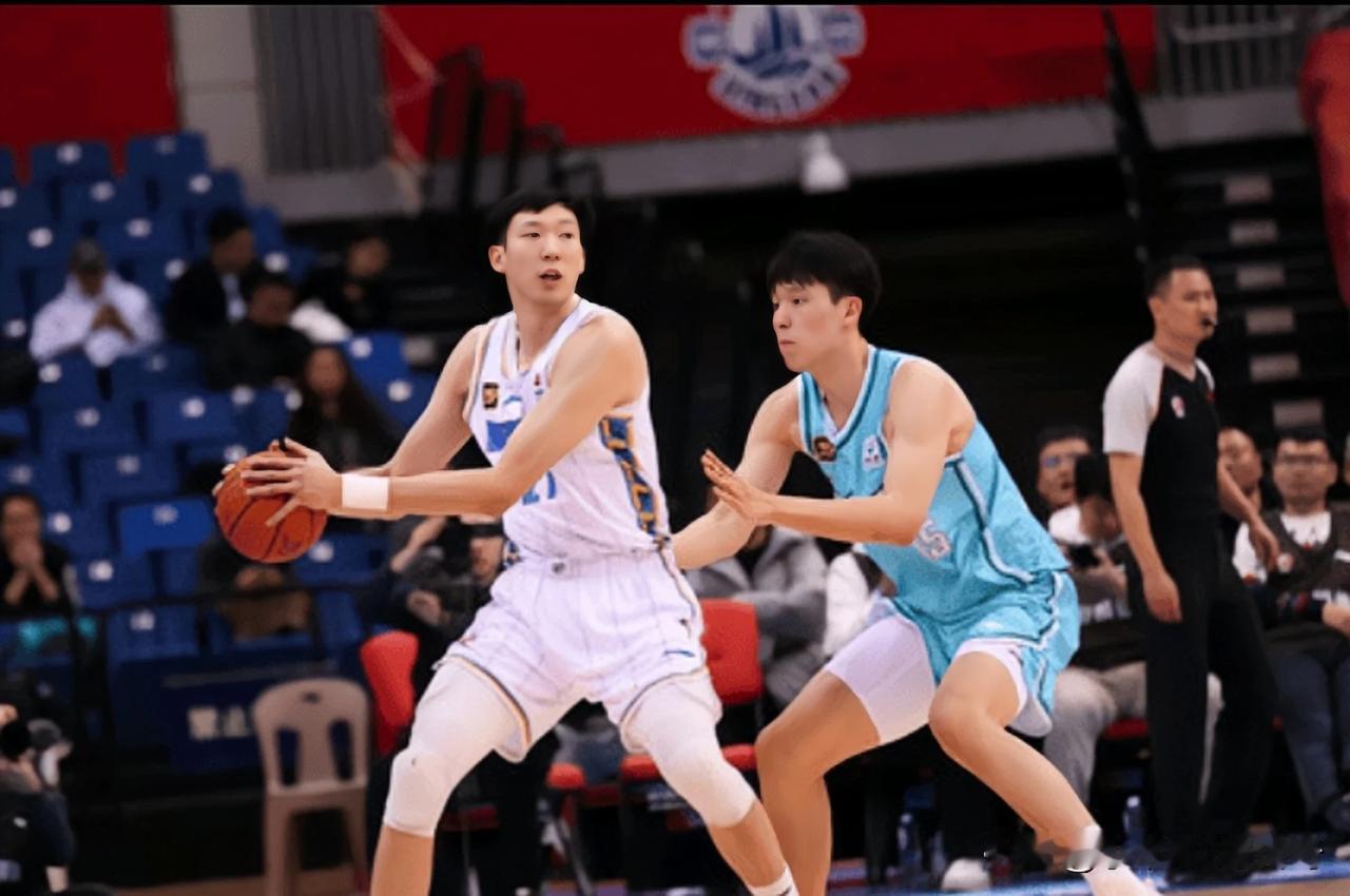 北京男篮球员周琦：杨瀚森非常有可能打NBA。北京男篮球员周琦谈杨瀚森，他表示：杨