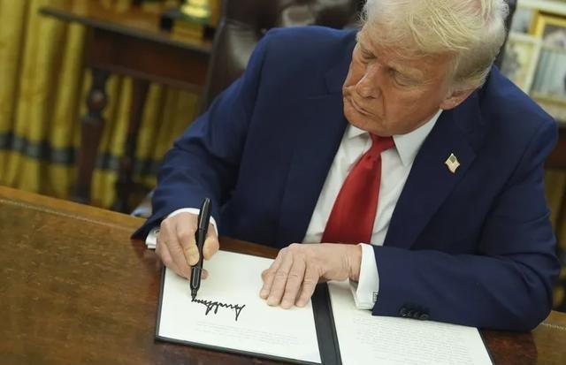 美国向中国下最后通牒：不同意就打？美国这是蹬鼻子上脸！2026年1月，中美外交团