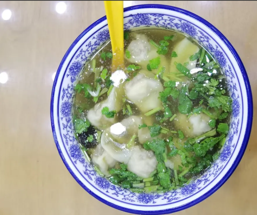 吃饭吃出“惊魂一刻”！小张在街边面馆点了份招牌馄饨，刚端上桌就脸色大变，直接要求