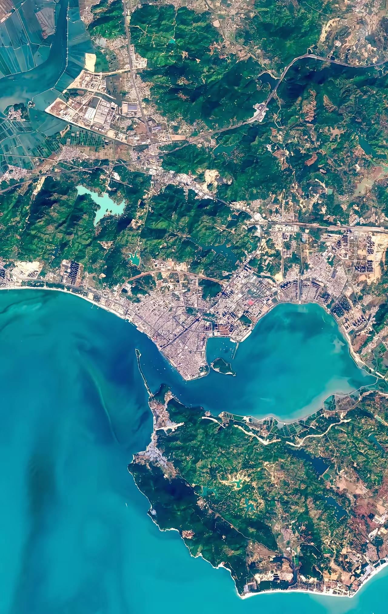 “镇直升格为地级市”确为汕尾建市非常独特膨胀的一笔。1988年，国务院批准设立地