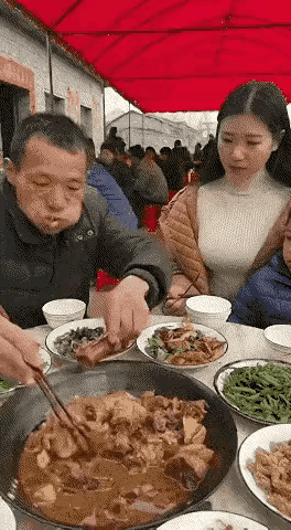 这是三年没有吃过席了吗？这种吃相，不说多难看，但是坐旁边看一看真的吃不下去了！