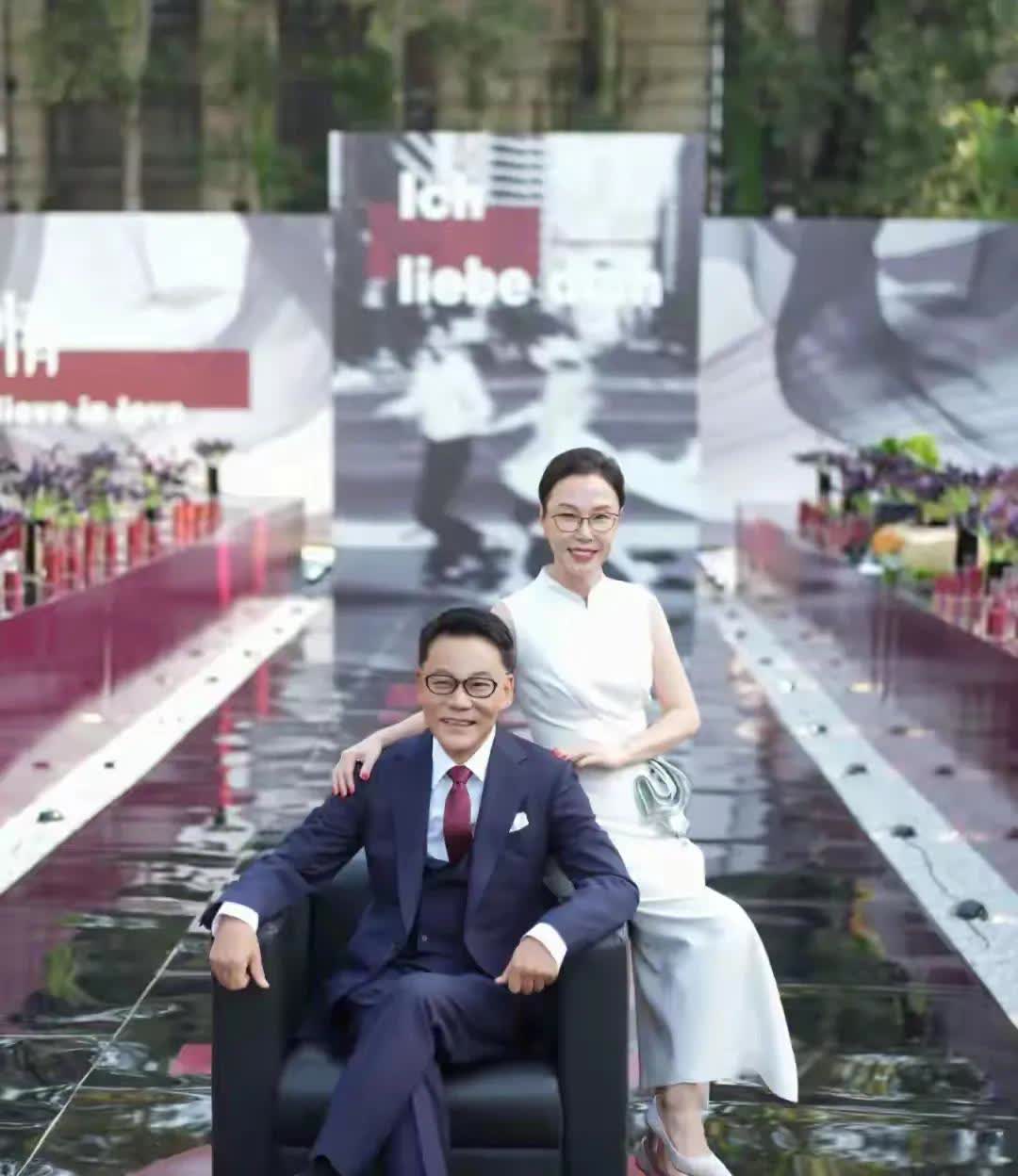 李国庆的前妻不知道后悔了没有。李国庆再婚了，没有找小娇妻，老婆张丹红比他