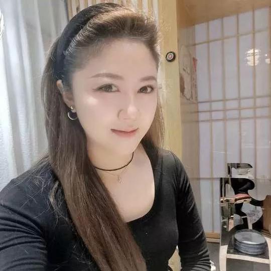 轻松一刻：微笑中的美好时光元气满满的微笑永葆快乐的心情今天也很幸福生活里治