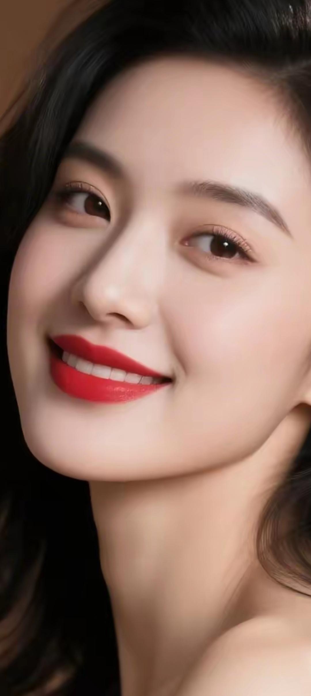 温柔甜美的微笑，红唇轻启，散发迷人魅力！💄😊