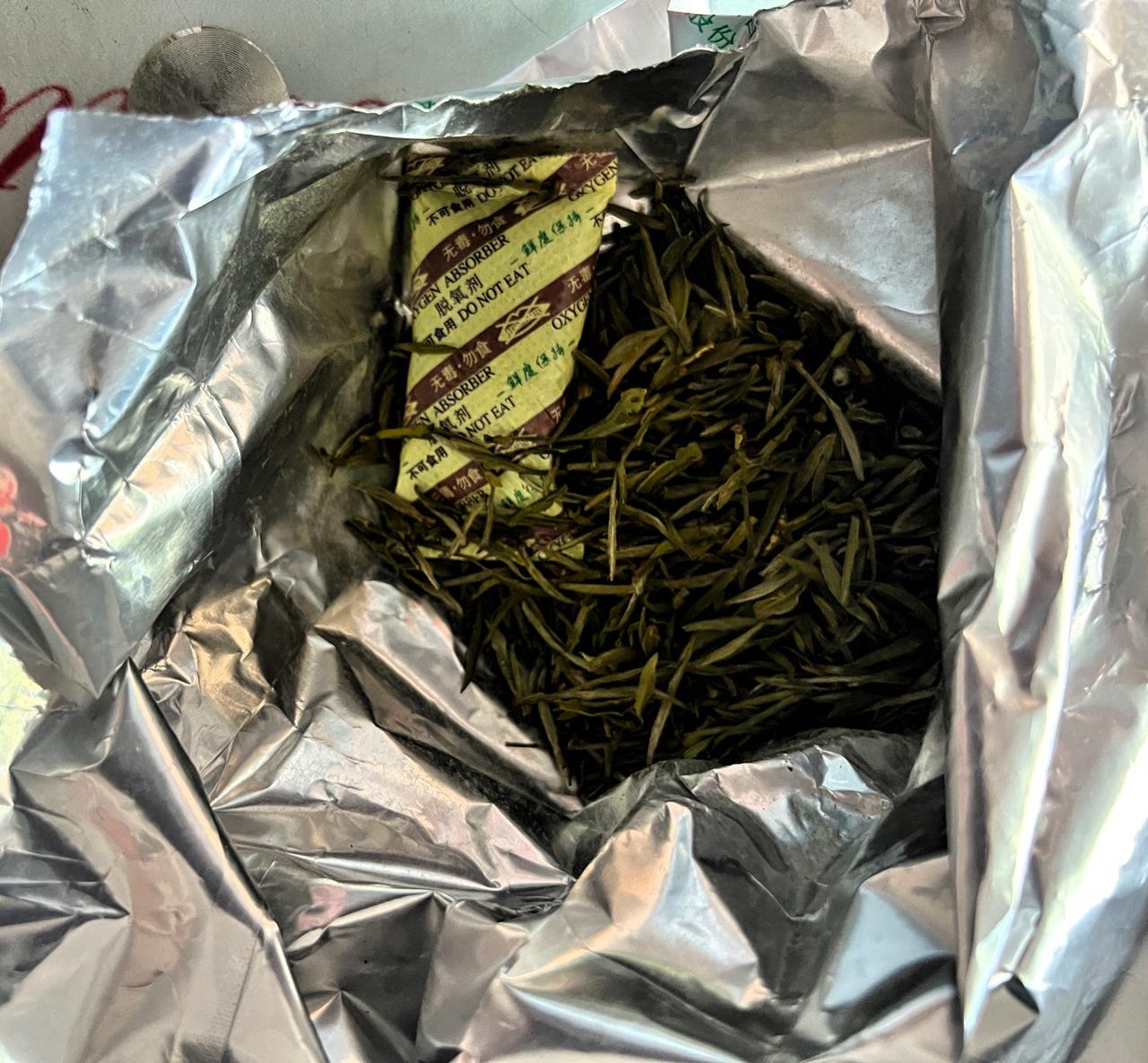 “真无良啊你！”直播间买的300元一斤的茶叶，快喝完了发现底部有一包干燥剂，干
