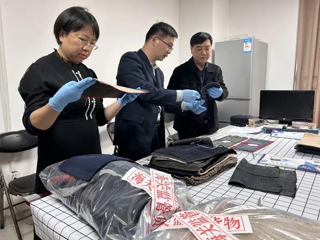 暗藏猫腻被抓现行！6月13日，贵阳龙洞堡机场海关查获一名外籍出境旅客，其行李内