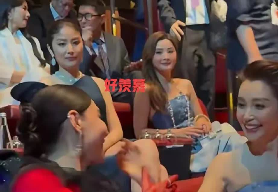 谢霆锋开演唱会带火了前妻张柏芝，直接被安排在前排C位在最近出席的活动中，竟然挨着
