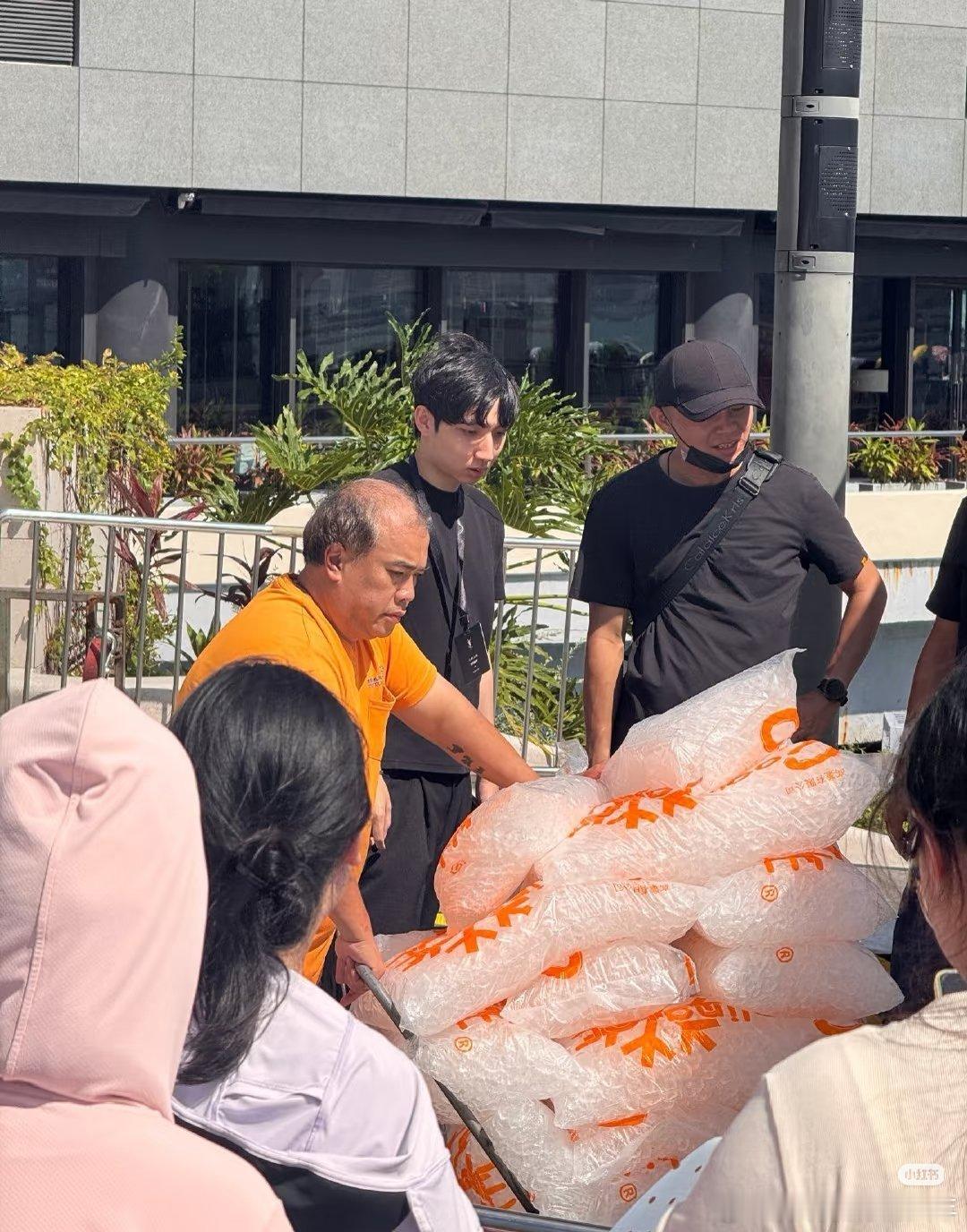 肖战香港人气哈哈哈哈还送冰块了！户外空调之后，肖战哥哥给大家送来大批的冰块！肖战