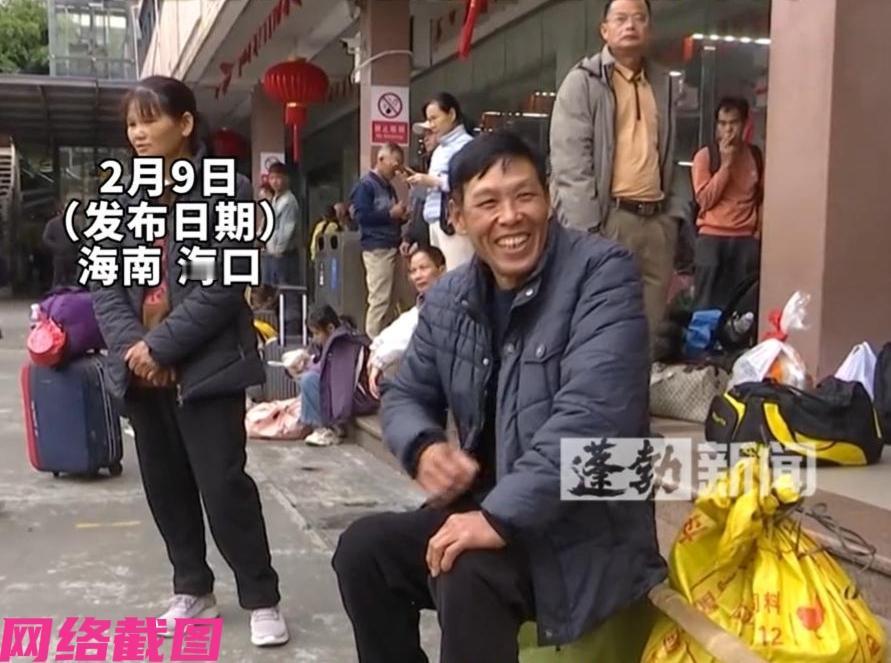 广西有男子在海南种香蕉十几年，这次过年回老家中，还带着他饲养的五只土鸡同行。