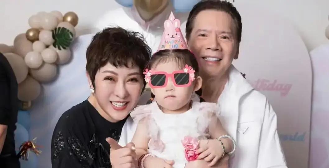 孙女一喊，向华强把会议推了上周三，香港迪士尼。向华强坐在旋转木马边，一等就