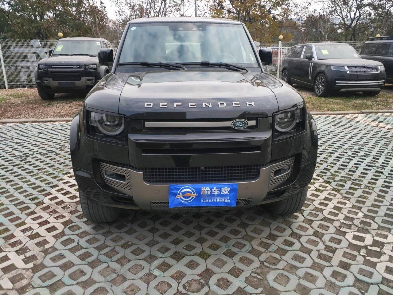 路虎卫士，三年前新车加价5万，三年后新车优惠15万。前两天验了一台卫士，202