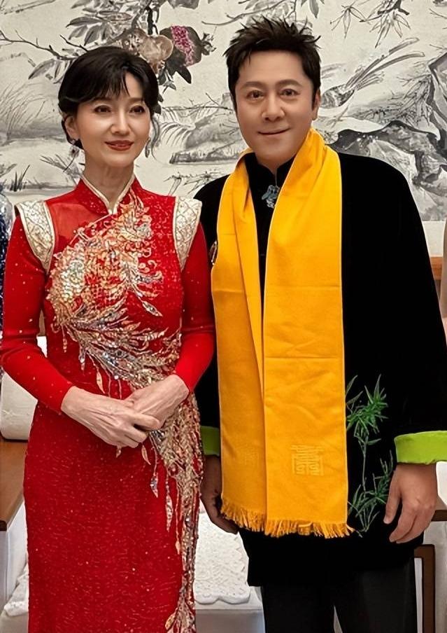 哇哦，不老女神与男神同框啦！镜头中的赵雅芝盘发精致，衣着考究，乍一看云鬓花颜