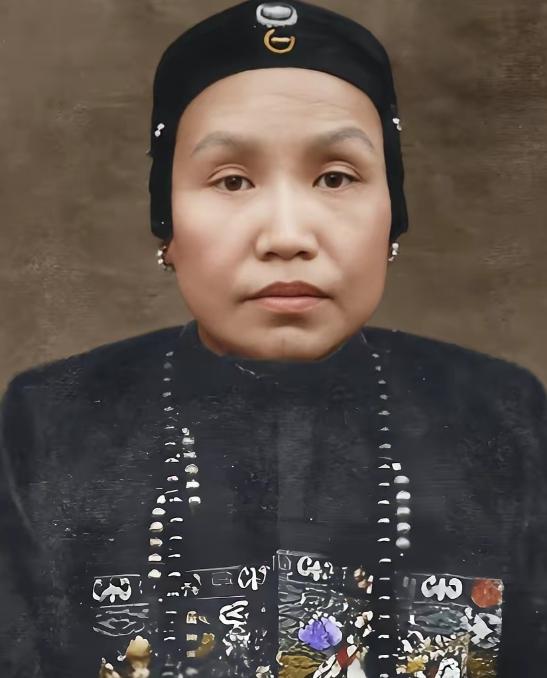 曾国藩新婚，洞房花烛夜，曾国藩掀开新娘的红盖头，发现新娘不是王家小姐，而是恩师欧