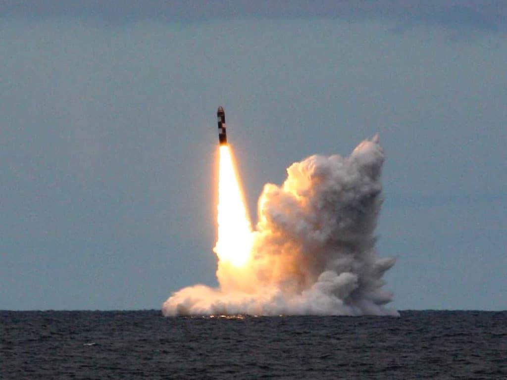 林肯号被迫顶上去，伊朗等的就是这个破绽！阿曼海，夜间。“林肯”号的雷达屏幕上，