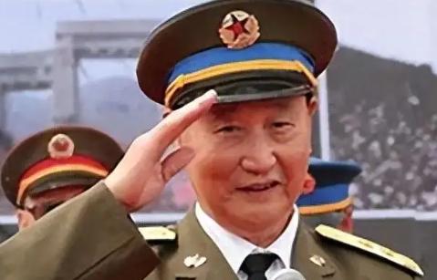 北空司令员刘玉堤在饭店遭遇流氓让其让座，将军说：你有资格吗？2008年11月的