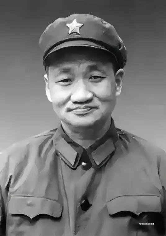 1962年毛岸青回乡为母亲扫墓，正欲下跪却被妻子一把拦下。毛岸青整整32年，没能