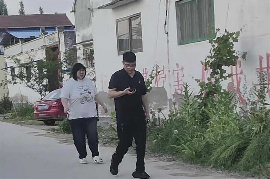 朱雪梅和老公去婆家吃饭被偶遇，雪梅婚后变化不大身材依旧过胖