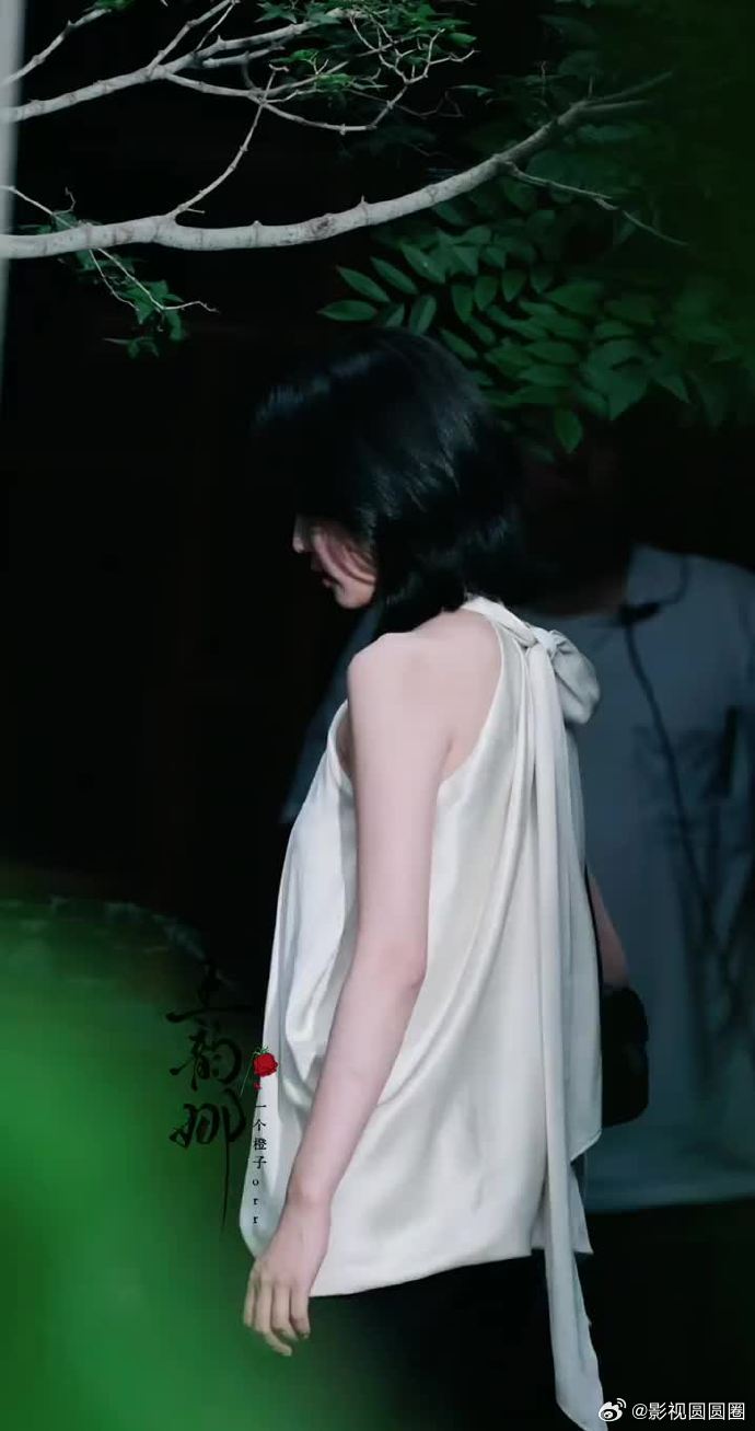 白鹿暗夜白玫瑰夜色之中的白玫瑰登场！白鹿一袭干净垂坠白衣，神态淡然松弛，清冷感扑