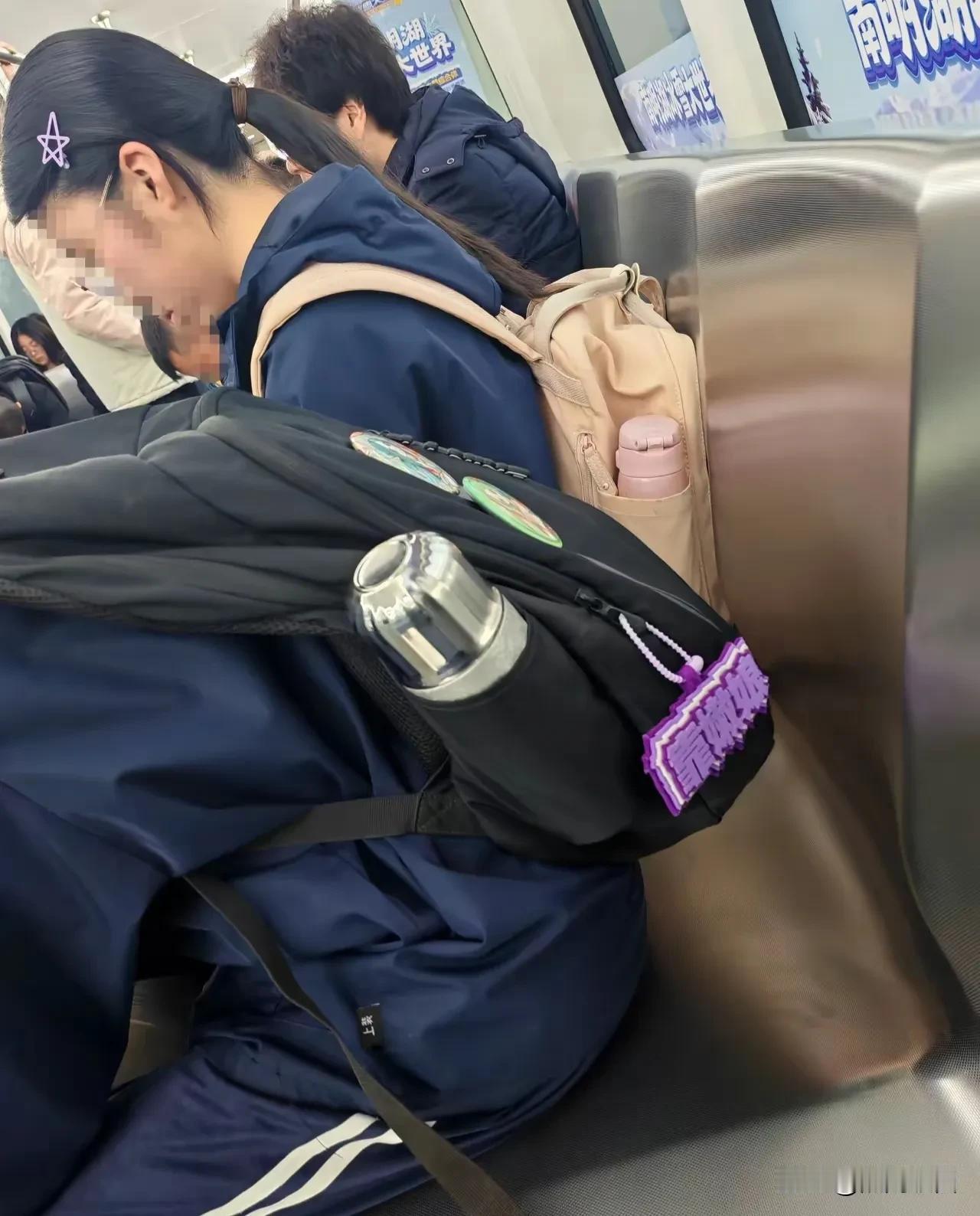 这些孩子，背着这种标签，进入学校，学校咋不管啊[？？？]家长也不管，这是时尚[