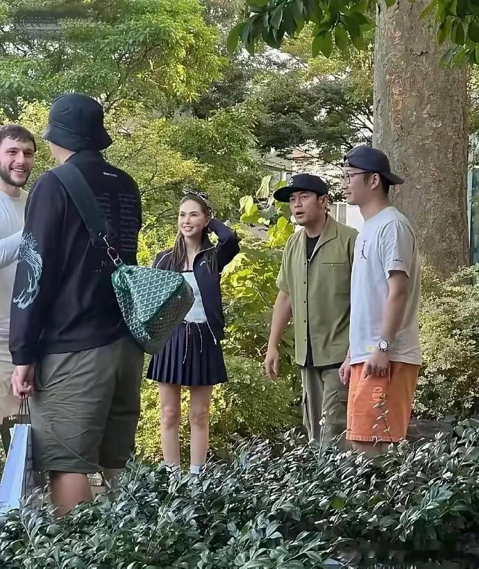 周杰伦现在是真的配不上昆凌了，俩人在一起好像大叔和女学生