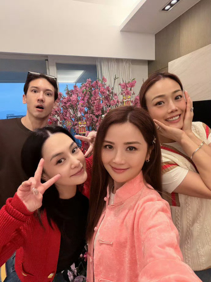 蔡卓妍晒英皇艺人拜年大合照阿Sa晒英皇艺人拜年大合照！阿Sa分享拜年大合照，容