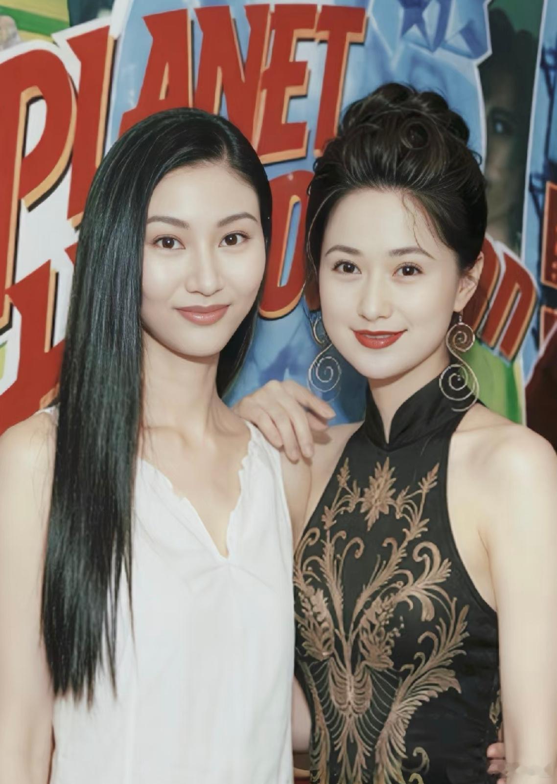 早期的李嘉欣和戈伟如活动同框合影。