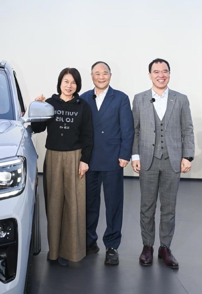 现在最尴尬的就是雷军了，今晚小米汽车发布会。董明珠这边提新车了，还喊出口号“