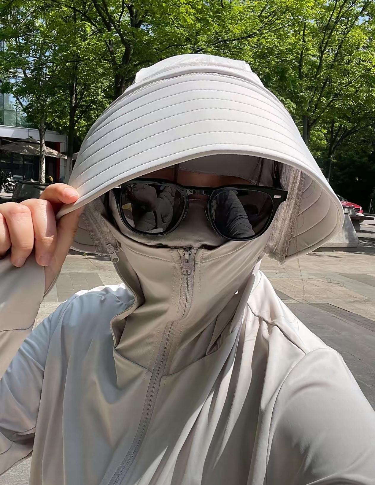 这个夏天，越来越多的的人“全副武装”出行。爱美之心，人皆有之，怕晒黑了，怕变丑了