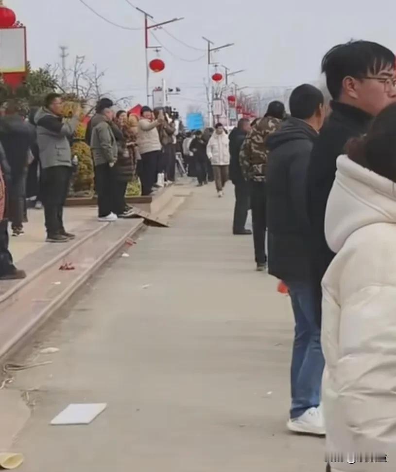 刘强东这次给光明村发年货，光明村也被全网监督了一回！有人在视频中评论，看来光明