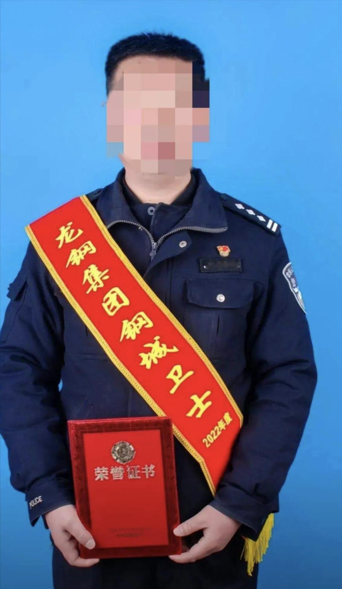 这个警号怎么那么奇怪，警服是真的，警衔也是真的，但是为什么警号会带字母？一般都