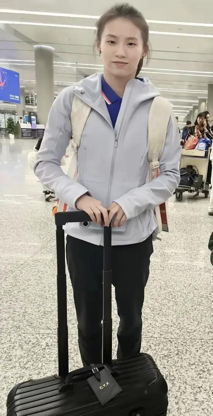 陈芋汐比赛结束，就马上回上海。其实，她完全可以留在广州几天，到处去游玩一下的。