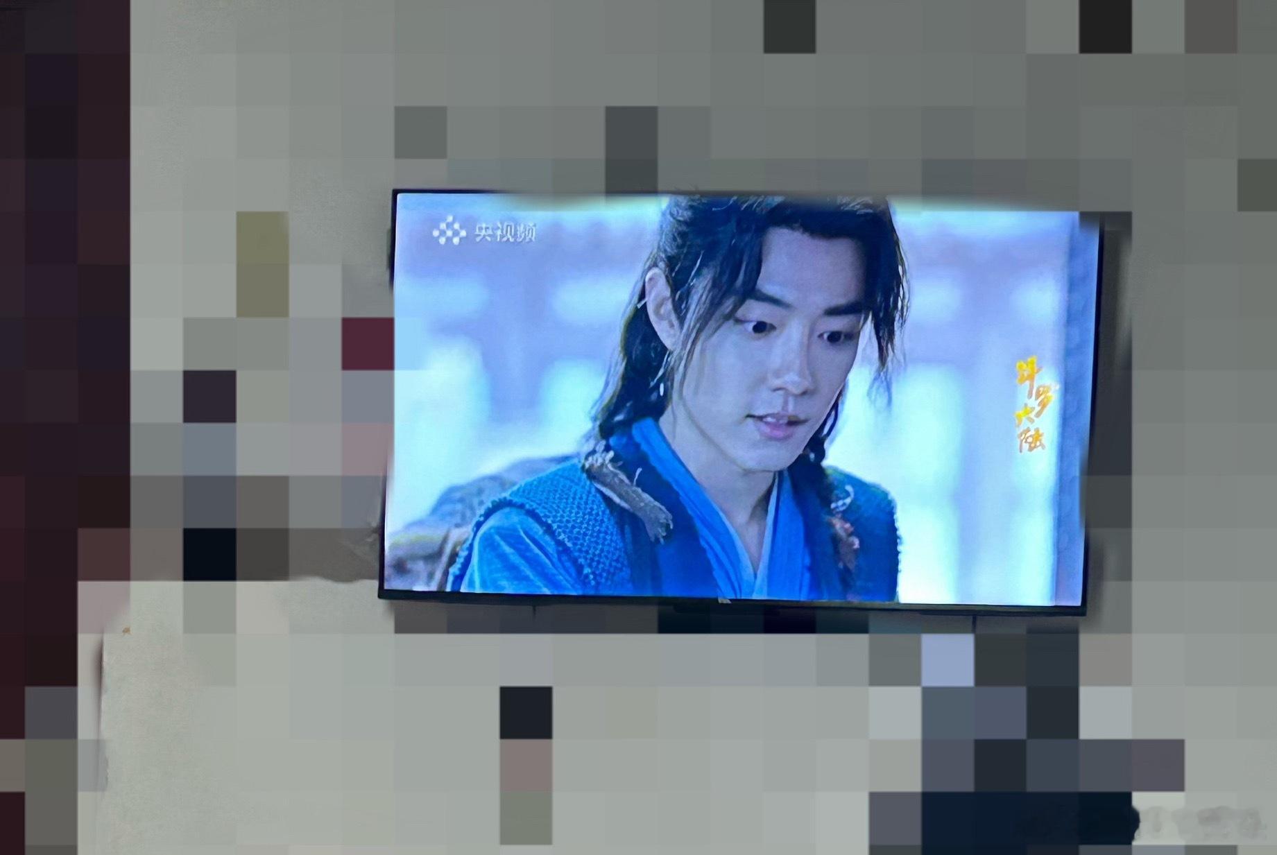 大半夜这个小子非要给她妹推荐斗罗大陆真人版，然后揪着他妹一起不睡觉，用央视频看，