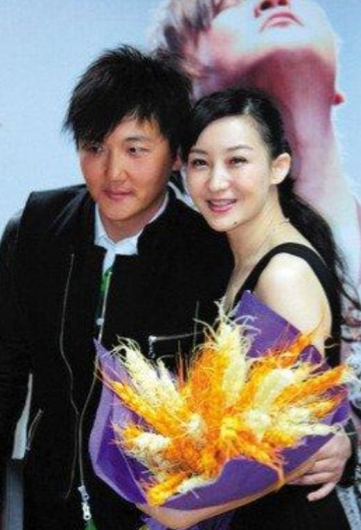 1999年，成名后的孙楠抛弃了同居10年的女友辛欣，转身娶了神交已久的买红妹。9