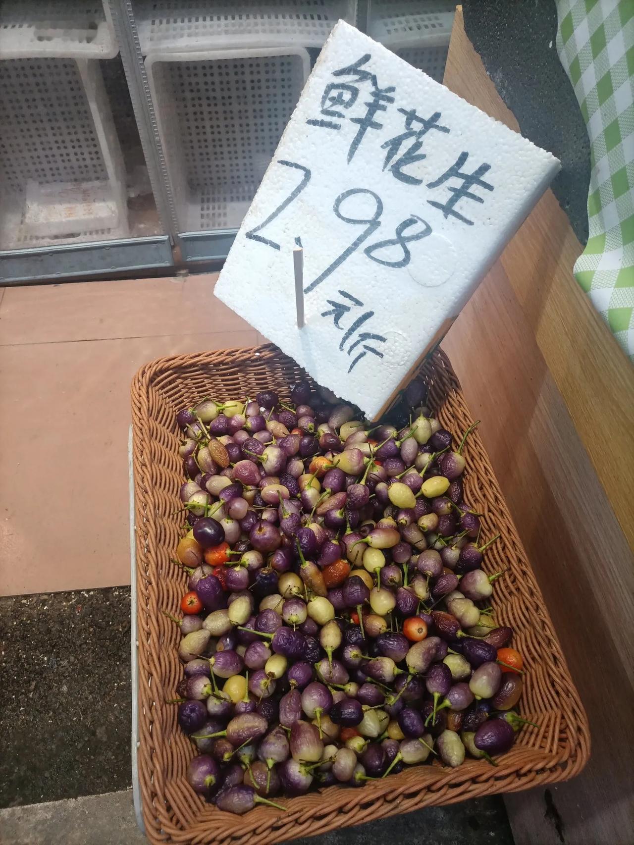 被老板的行为哭笑不得。今天去超市买蔬菜，在一个角落里，发现有一只篮子上放了一个牌