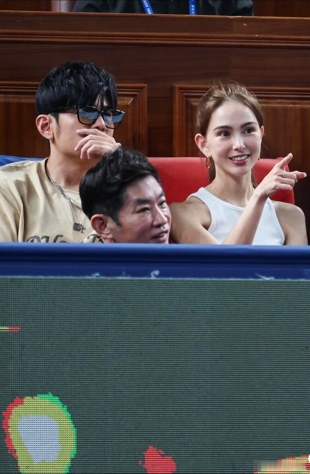 昆凌瘦好多32岁昆凌状态夫妻俩都这么瘦啊​​​