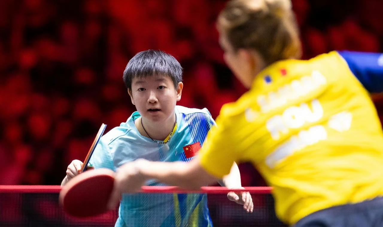 孙颖莎真是一个暖心的小太阳赛场上出现最温暖人心的一幕，孙颖莎和罗马尼