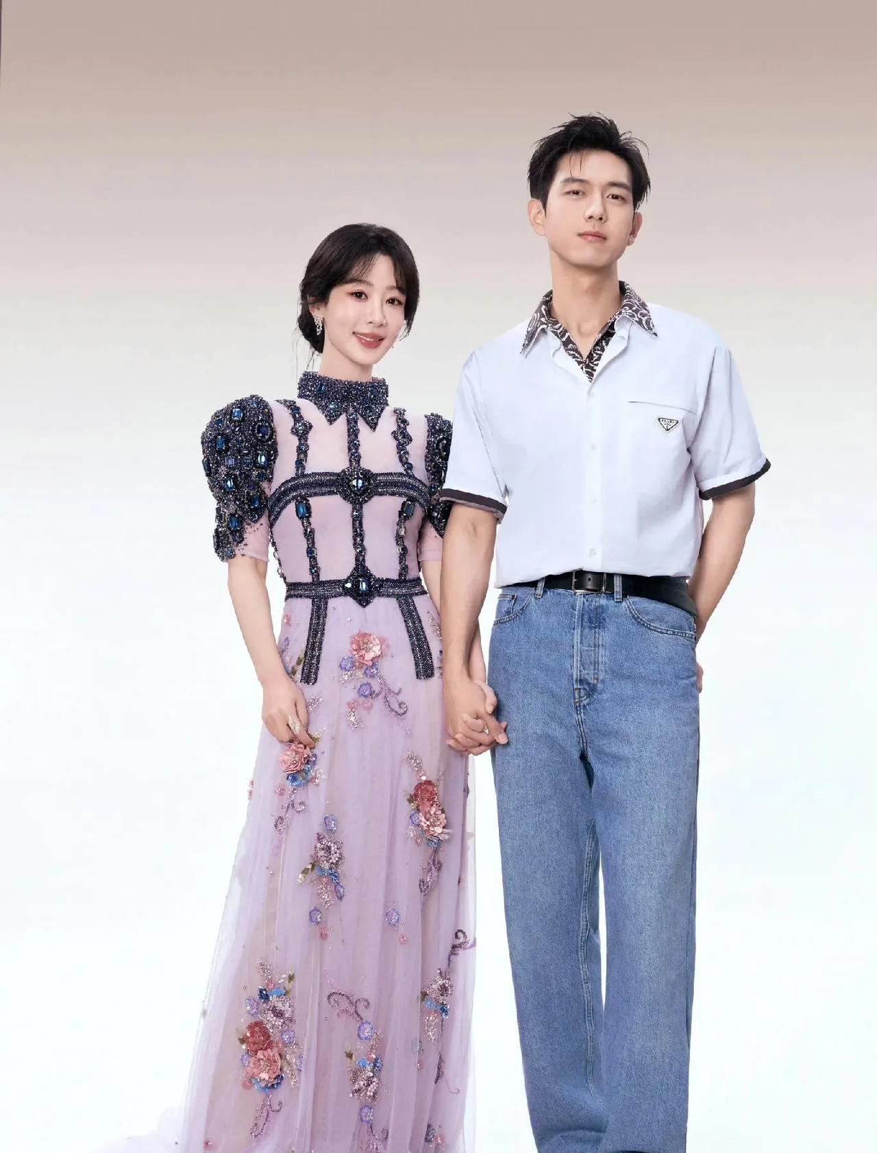 李现和杨紫剧宣居然拍了十指紧扣的照片，这画面简直像极了80年代的结婚照。
