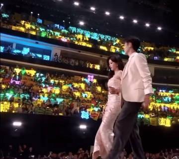 别再说“绅士是演出来的”了。当林允在红毯踉跄，他第一反应是伸手去搀。周也的头