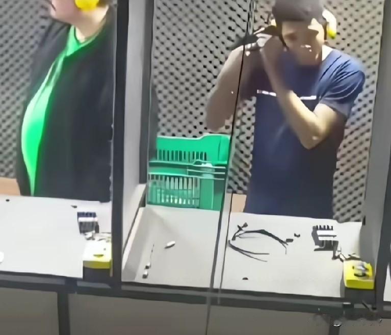 男子在射击体验馆，趁教练转身说话的时候，对着自己的太阳穴就是一枪!好像以前