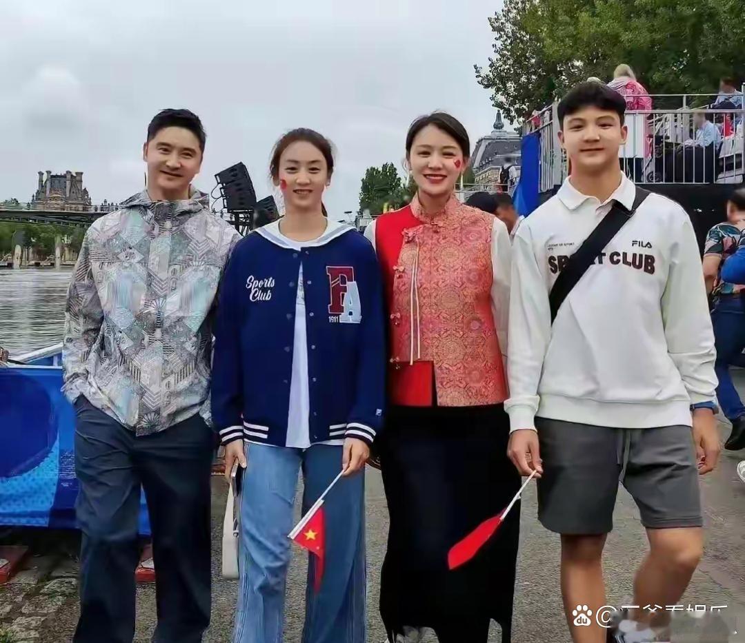 田亮一家四口简直是“颜值天团”！老婆和女儿的颜值精致又亮眼，儿子更是帅气有型，每