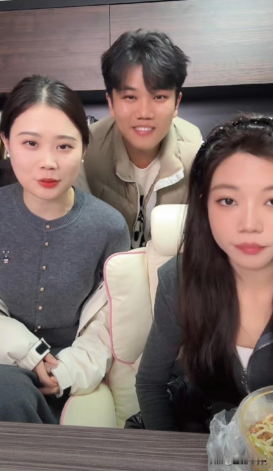 可笑，解清帅真的是什么都敢说，这事居然也拿在网上说，这不解清帅已经登记结婚了