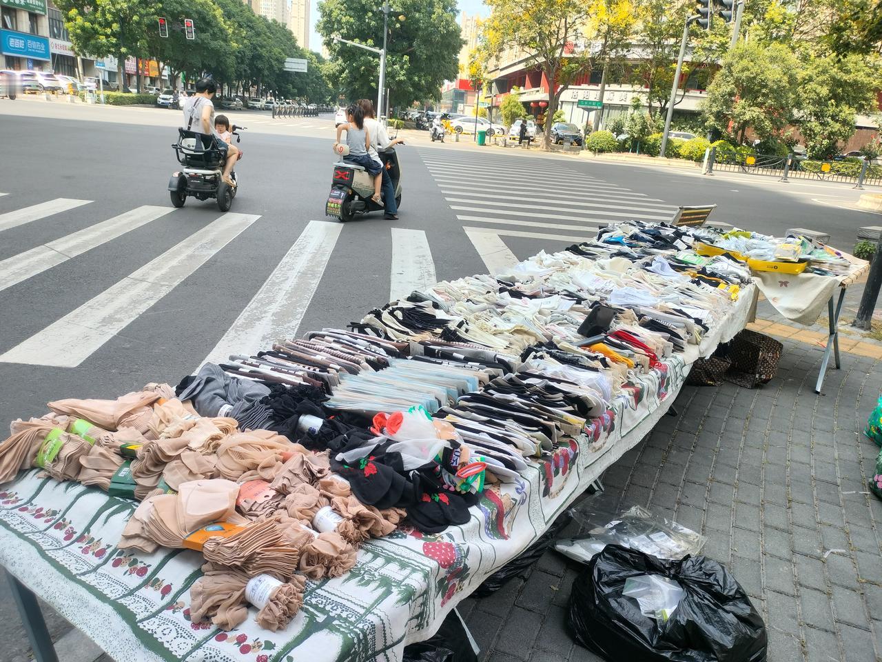  摆摊卖袜子，算是领教啥叫二八月乱穿衣现在这个季节真难拿捏，二八月乱穿衣，长枪