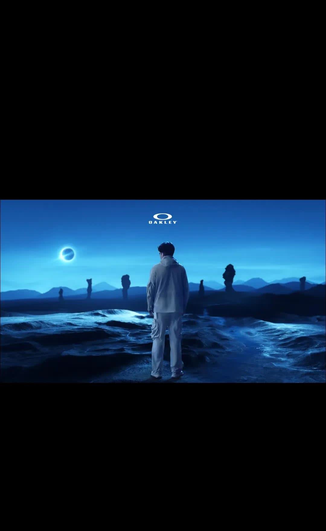 楚钦老师身上就没有一块地方是浪费的，多哈开始戴墨镜，美满这次又戴了一款造型独特的