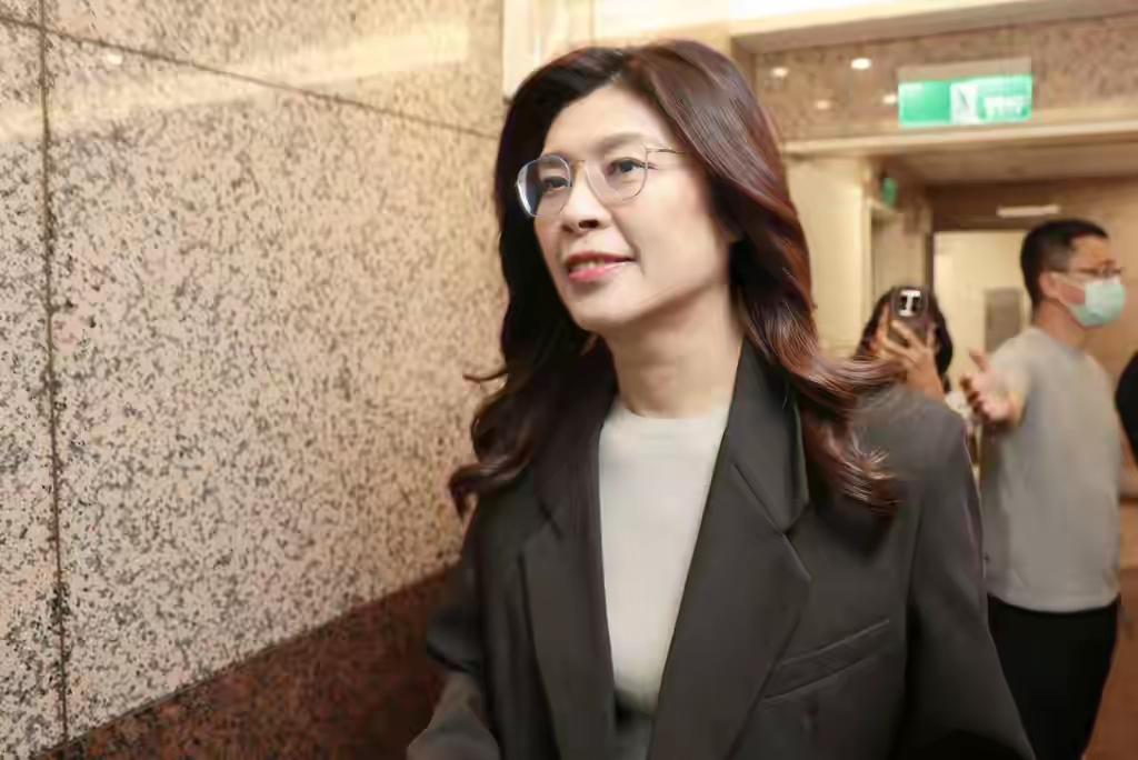 邱毅评论特朗普，说他已经多次暗示或明示，这次来一定会谈台湾问题，否认用伊朗换台湾
