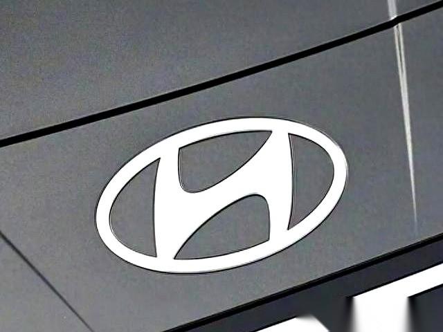 一个月就卖了2977台。我看到伊兰特这个数据的时候，愣了一下，甚至有点恍惚。